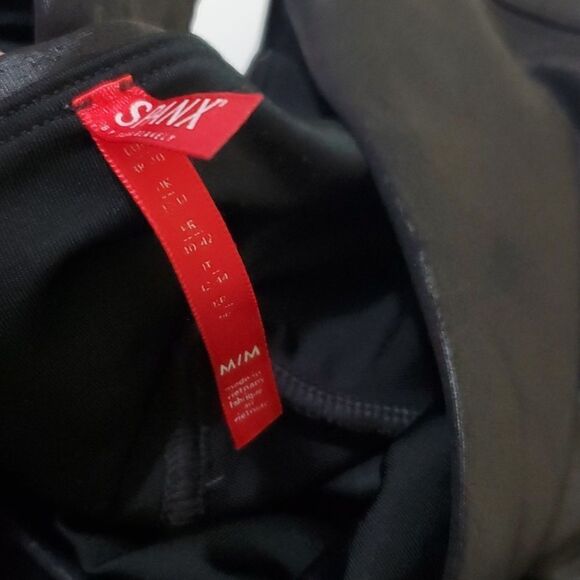 $110 M SPANX like new FAUX LEATHER VERY BLACK MOTO HOT PANTS LEGGINGS MEDIUM - Picture 5 of 8